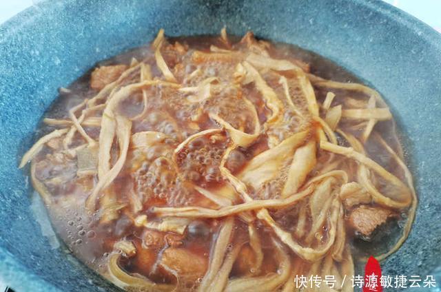 红烧肉|家里烹饪红烧肉时,记得放些干菜一起炖,肉香菜也香