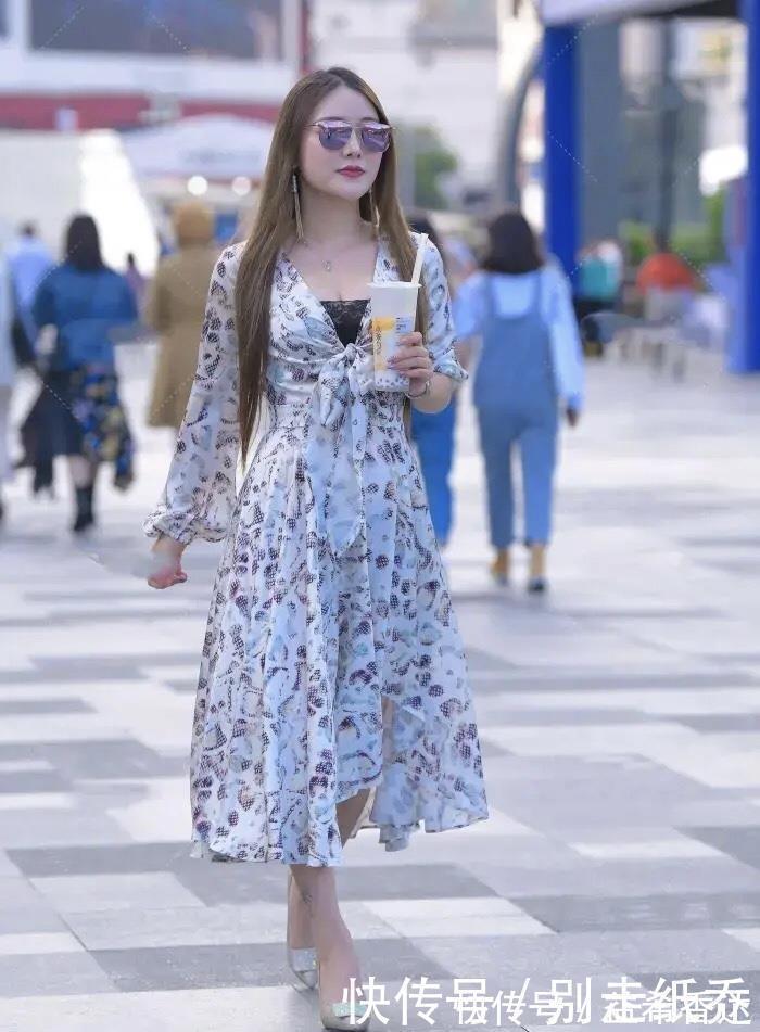 落花 梦笑开娇靥，眼鬟压落花，轻纱连衣裙配银色高跟的时尚优雅穿搭