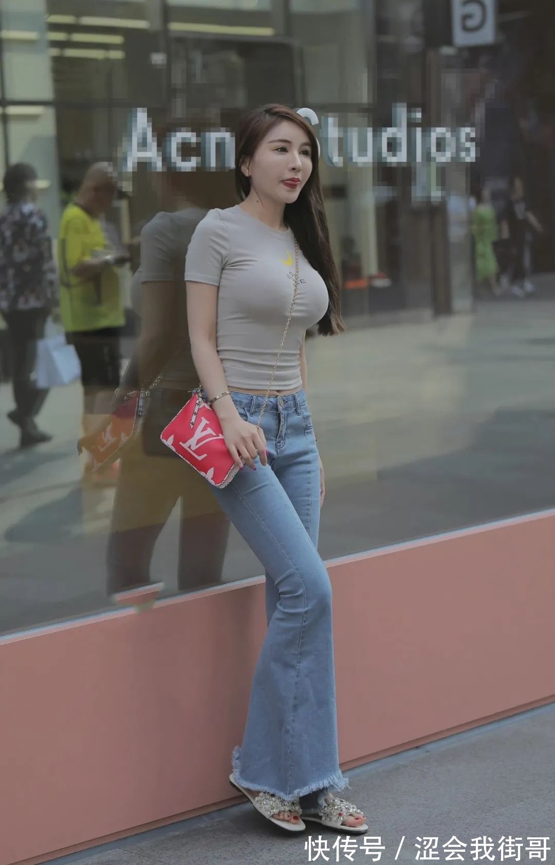 喇叭裤 牛仔喇叭裤搭配紧身T恤,增添了俏皮的女人味