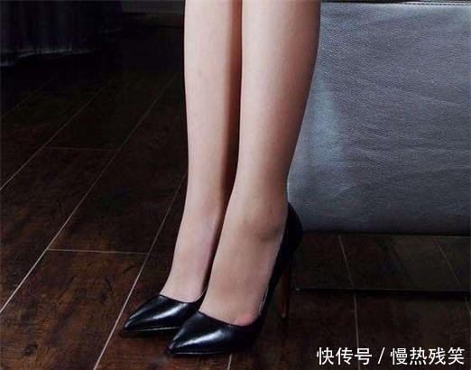 高跟鞋 尖头的细高跟鞋修饰出迷人长腿,可以很好的拉长身姿