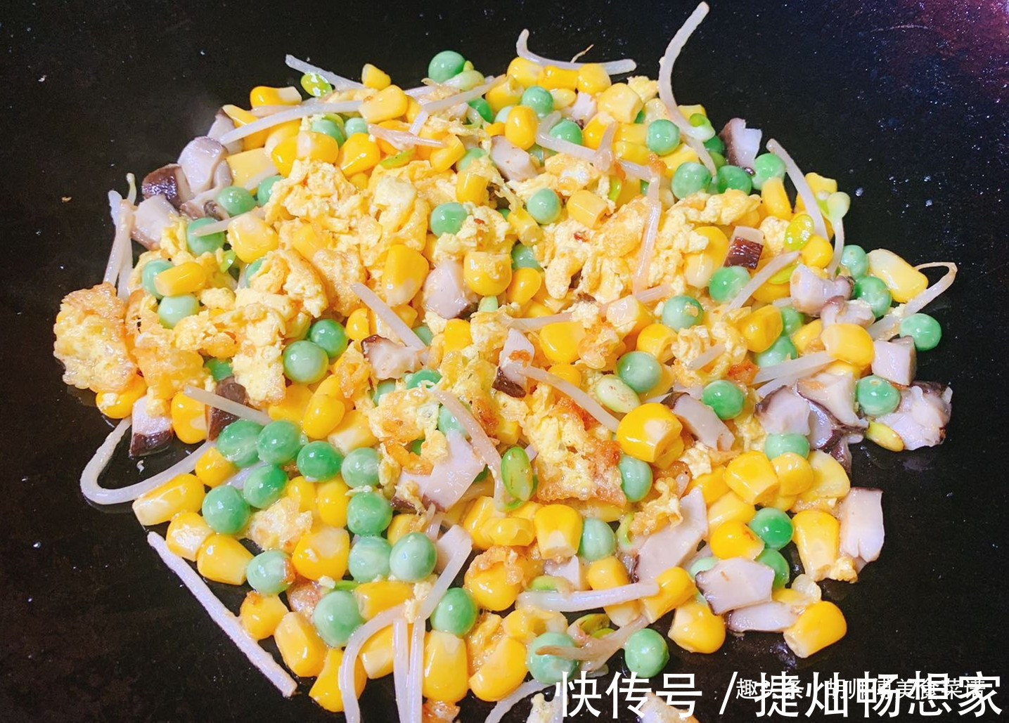 此4种素菜一起炒饭，太香了，百吃不腻，第一次做大家抢着吃