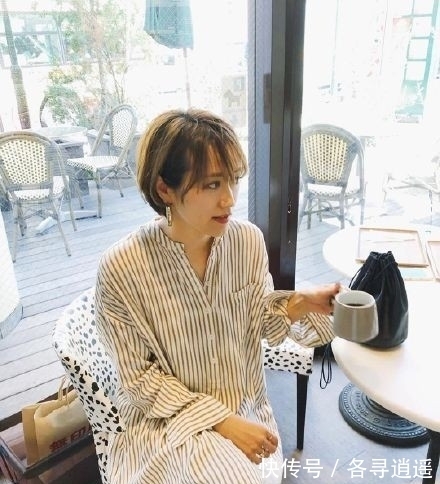 女人味 春季穿衣气质很重要,瞧这位44岁妈妈的穿搭,不显身材也有女人味