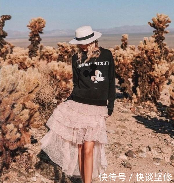 这才是早春流行的穿搭:“卫衣+半身裙” , 显高显瘦又不拖沓