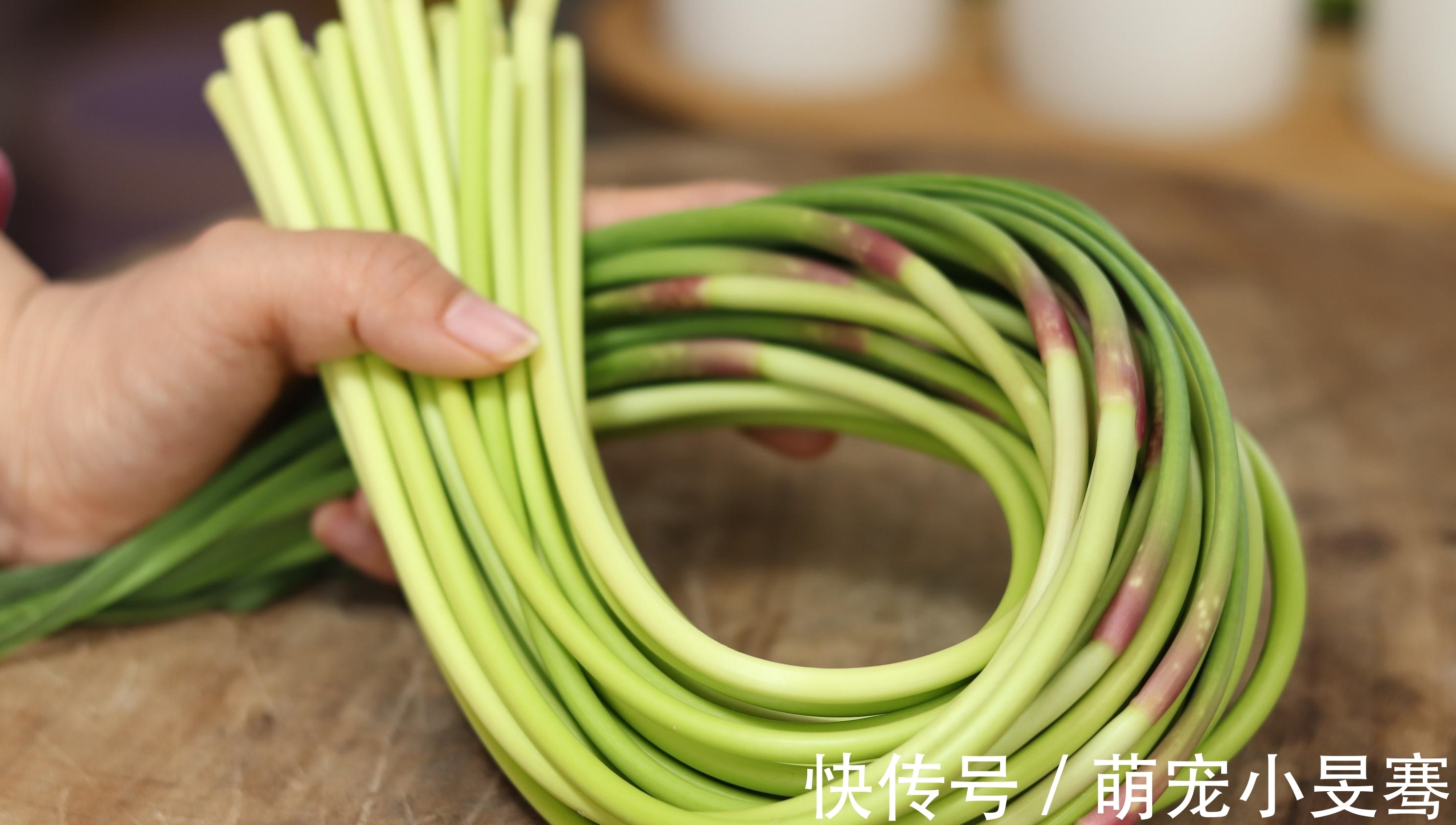 蒜苔|买蒜苔，要分清“红帽”和“黄帽”，区别挺大，买错难吃还费钱