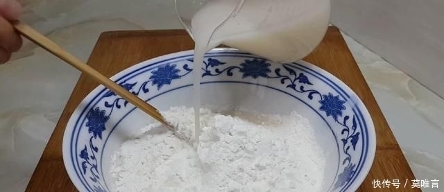 我家面粉从不蒸包子,这样做比油条馒头都简单,一次做九个不够吃