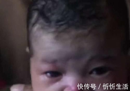 左手|宝宝第一次洗澡,全程面无表情,网友这老成的模样不像新生儿