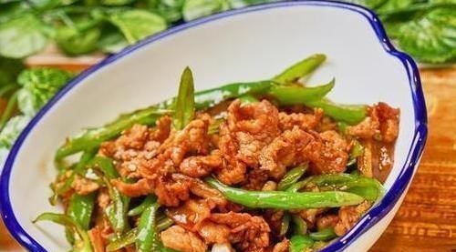 不管炒什么肉，总是会粘锅？大厨：学会3个技巧，肉更鲜嫩不粘锅