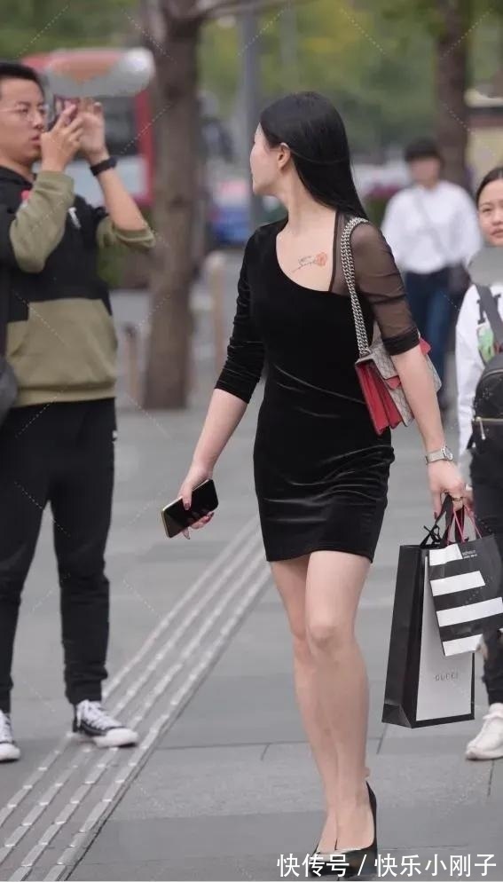 包臀 黑色斜领蕾丝拼接短袖包臀连衣裙,一样的身材穿搭出不一样的效果