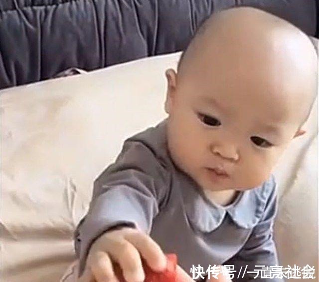 宝宝|宝宝咬了一口草莓就递给爸爸却不吃，结果宝宝一个举动让爸爸泪目！