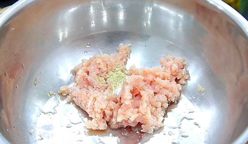 秋葵别再炒着吃了，试试蒜蓉秋葵塞肉，清脆爽口，做法简单