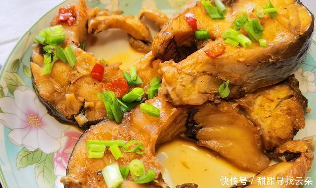  蒜瓣|草鱼红烧前加上“这1步”，鲜香又入味，鱼肉似蒜瓣