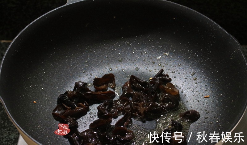 女儿天天嚷着要吃此菜，口感软嫩，简单快手，清理肠道还补水