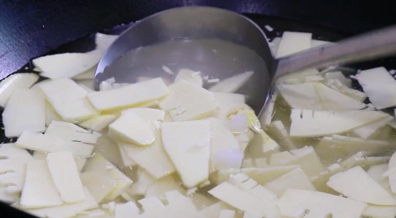 竹笋搭配腊肉这样炒着吃，笋清甜肉咸香，天天吃都不腻