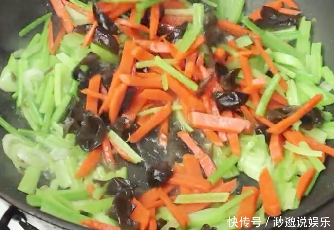 饭菜|买把芹菜回家做道好吃的,鲜香美味,一口清脆,是道不错的下饭菜