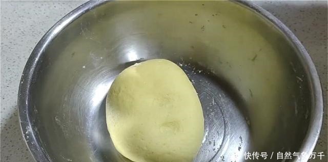 面团|玉米面饼这样做,加多一种材料,口感丰富,吃着蓬松柔软,真香