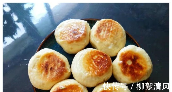 松软|表皮松软底部酥脆的水煎包,在家也能轻松做,老人孩子都爱吃!