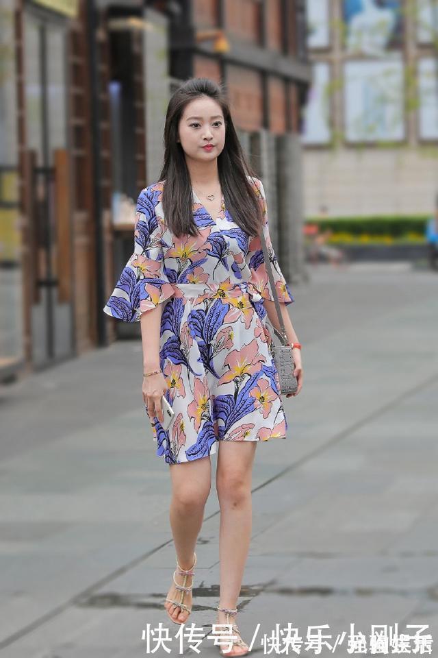 雪纺印花裙 雪纺印花裙,穿搭了一双中高跟的凉鞋,非常的优雅美丽