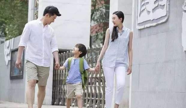 孩子|爸爸接女儿放学迟到了,三胞胎气得当场扔书包,门卫大爷笑翻了