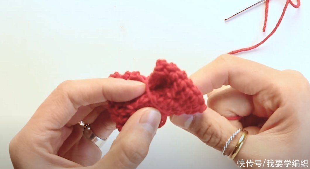 不加不减钩|宝宝戴上妈妈编织的手工帽，又萌又可爱，圈圈边宝宝辫子帽教程