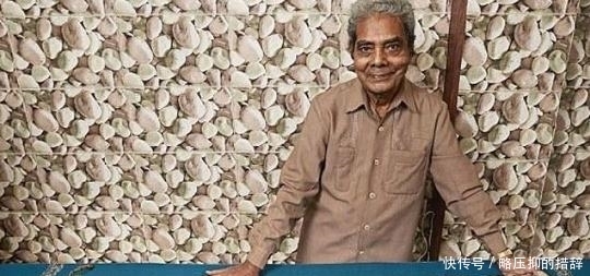 印度一男子锯掉了留了66年的指甲,左手已“废”?网友:确实不值得