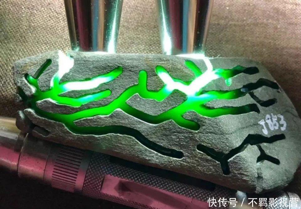 放置3年无人看上的原石,姑娘自信拿下,开窗爆满色,切开后呆了