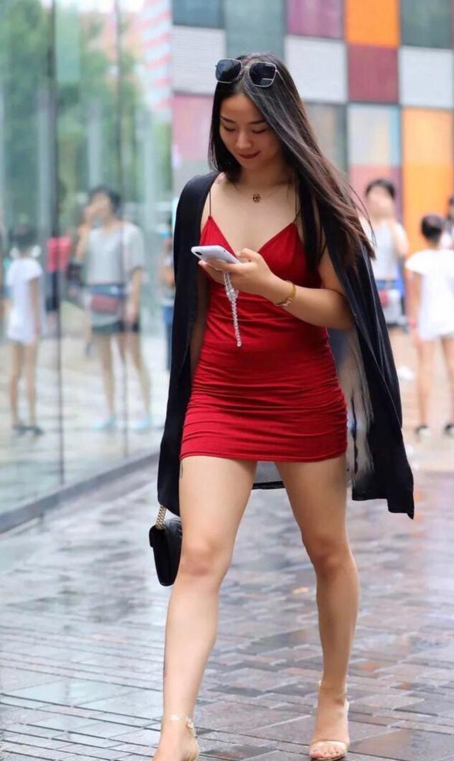美女一身大红色吊带裙加“烈焰红唇”,一点不像120斤体重