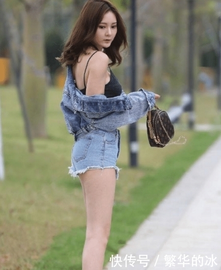 街拍: 小美女一双大长腿, 搭配宫风荷叶边灯笼套筒,完美