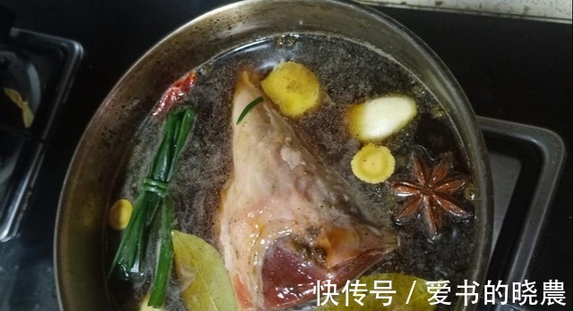 炖牛肉时，只需加入一勺特殊食材，牛肉软烂鲜香没腥味百试百灵！