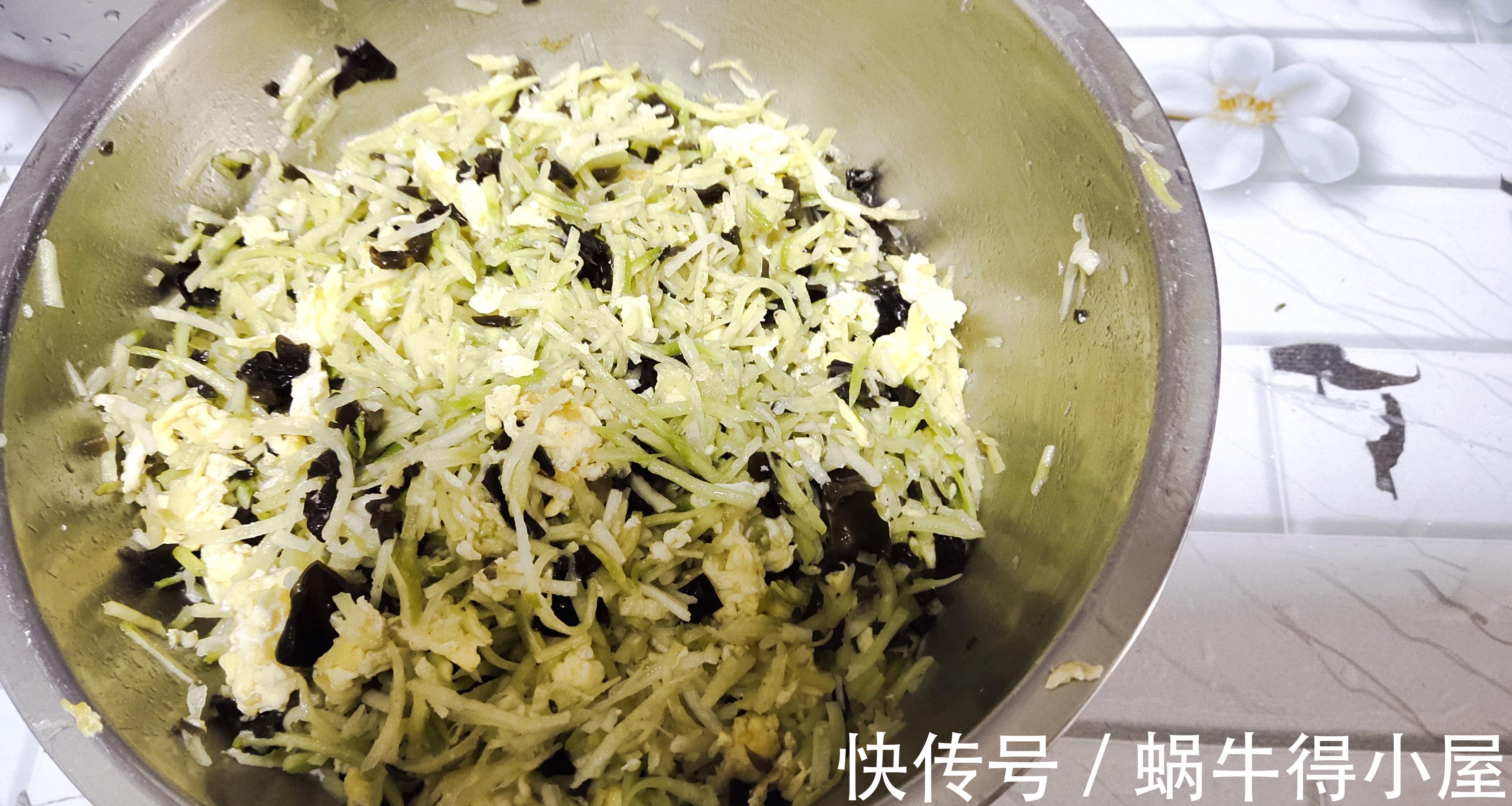 早餐别吃油条了，一根萝卜加3个鸡蛋做成馅饼，皮薄馅多，好吃