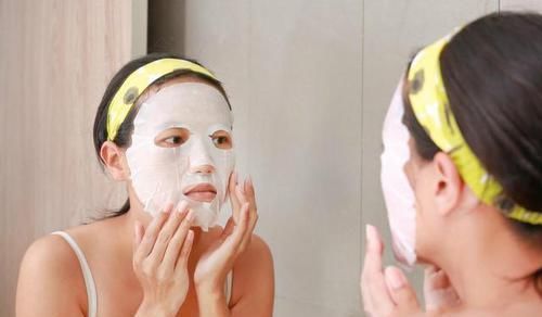 敷面膜时，那张塑料纸别扔了，很多女生都丢了，难怪皮肤越敷越干