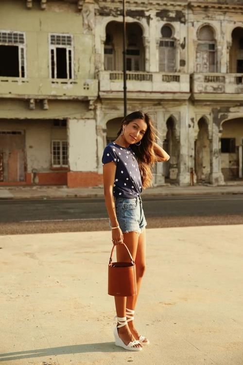 搭配|小白鞋已经失宠了，今夏这双“草编鞋”正流行，优雅又显腿长