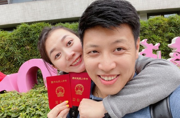 江钰源|体操奥运冠军近日结婚了，被大家称为“小章子怡”，如今笑容满面
