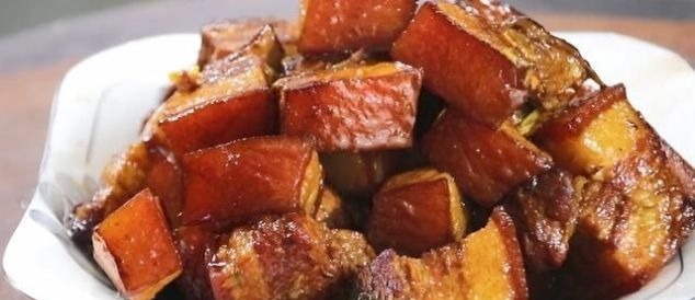 把五花肉扔进电饭锅，不加一滴水，出锅后一大锅都不够吃，太香了