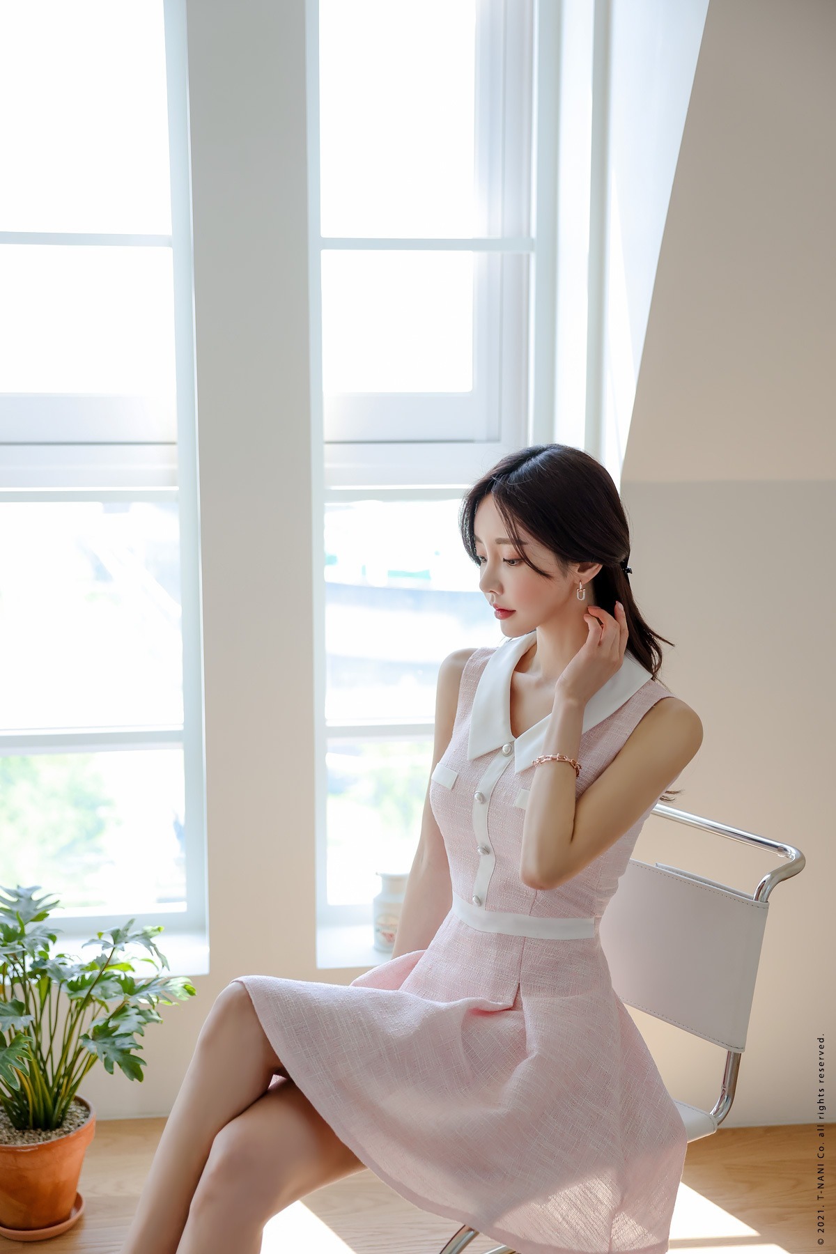 首发|首发孙允珠高清时尚搭配:甜彩霓虹棉花糖水漾芭莎洋裙