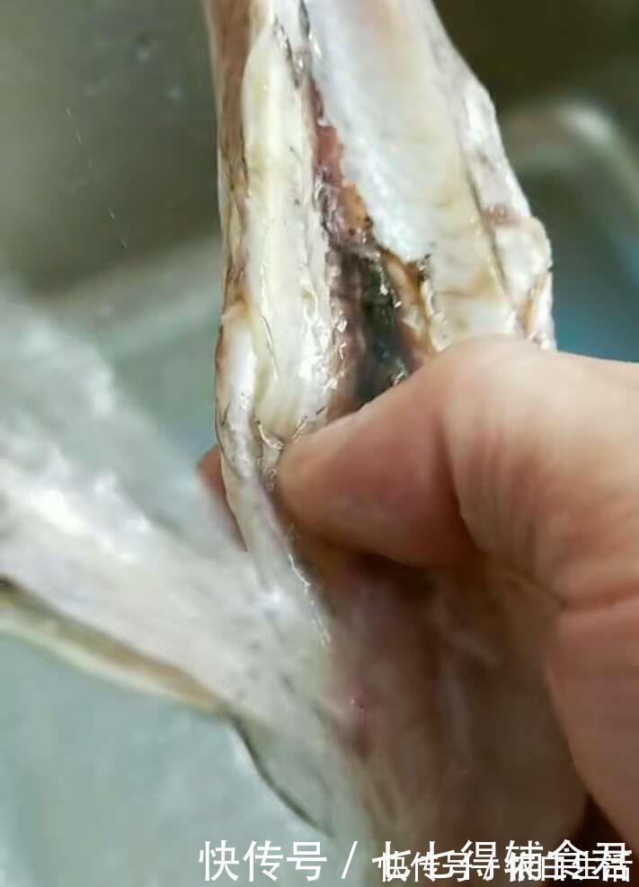 黑膜|今天大厨来教你一个小窍门，炸出的带鱼一点都不腥而且更酥脆