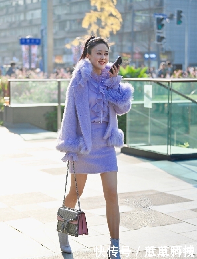 白色T恤搭配牛仔裤，清爽干净也能凸显时尚感，提升优雅自信