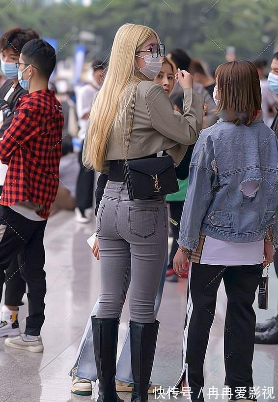 前卫|短洋装配灰色牛仔裤,前卫而摩登,魅力十足