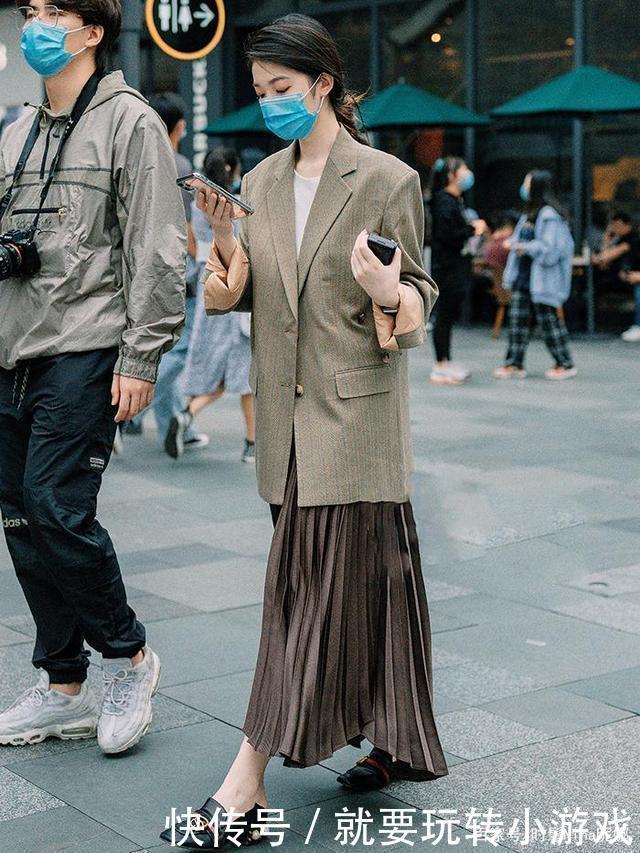 今年火了一种穿法,叫“西装+裙子”,洋气时髦又高级