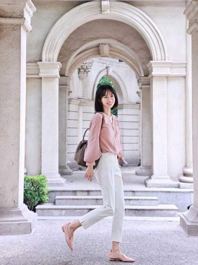 牛仔裤|普通女孩如何穿搭?白色衬衫搭配牛仔裤,也可以很精致又洋气