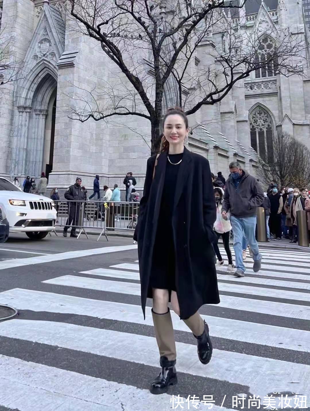 百搭|新年有这件黑大衣就够,显气质又百搭,普通人都能穿出高级感