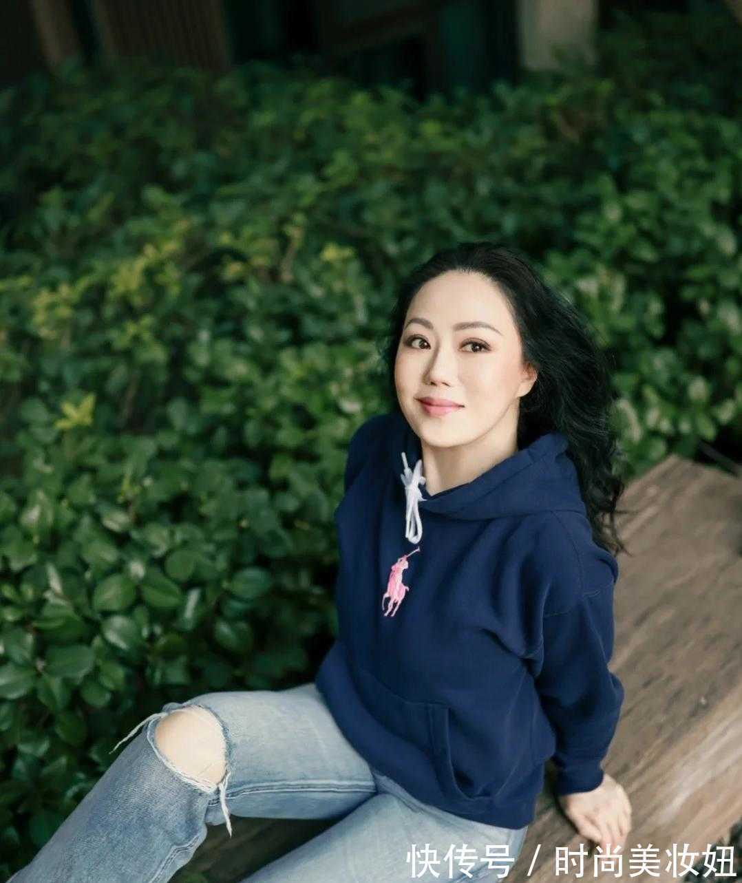 下半身 章小蕙不扮“贵妇”更漂亮,穿连帽卫衣配牛仔裤,年轻10岁不止