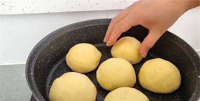 搅拌|玉米面是一种新的吃法。当你用开水搅拌筷子时,你将吃不到其中的三个