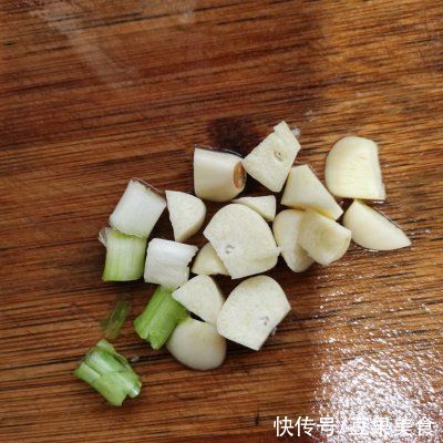 家常菜|#巨下饭的家常菜#香干火腿炒鸡丁