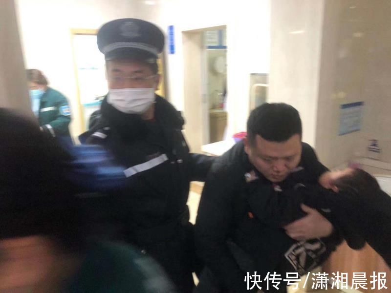 警车|“我小孩在抽搐！”湘潭民警开警车护送急病儿童送医