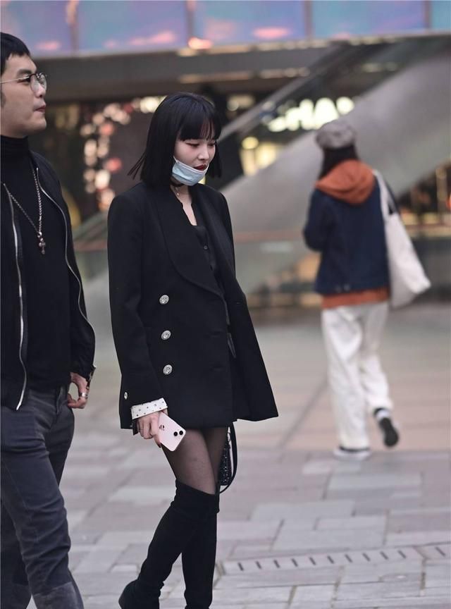 简约 黑色丝袜搭配长靴，今年姑娘的穿搭，有点别致