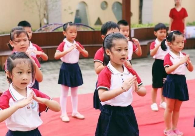 豆豆|敢在人群中表达自己的孩子,家长都避开了这三个坑,做对了三件事