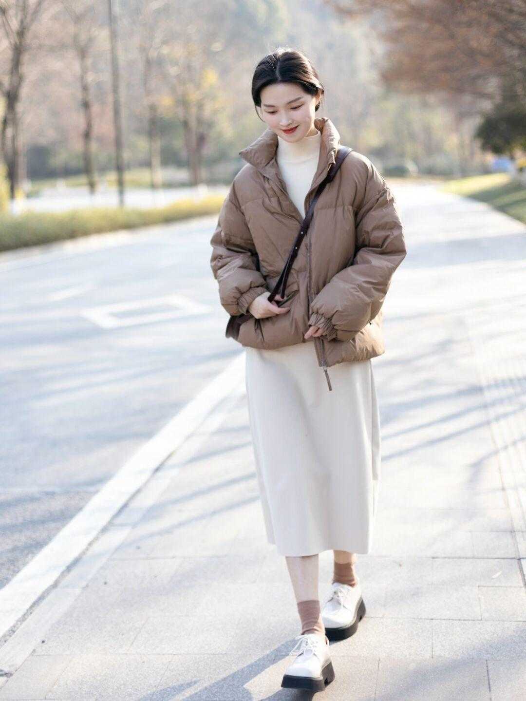 羽绒服|冬天想要穿出气质感,选对内搭很重要,这些单品日常简约又不挑人