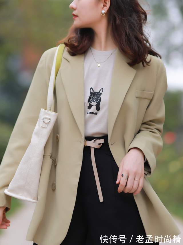 小蛮腰|微胖女生怎么穿才好看？西服外套搭配T恤和黑色短裤，显高又显瘦