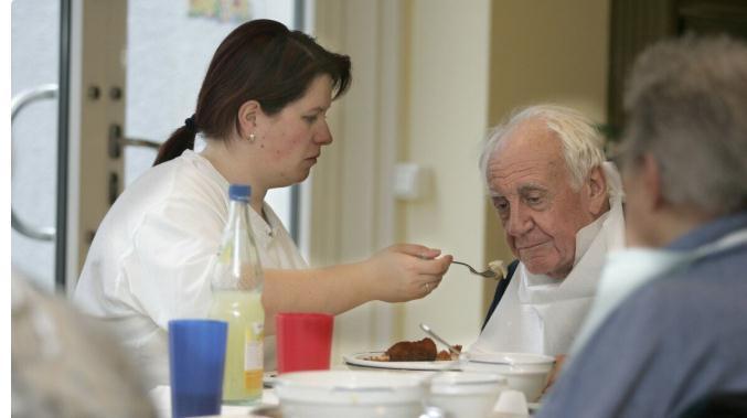 慢性病|老年痴呆是吃出来的?医生坦言:3种饮食习惯会增加痴呆的风险