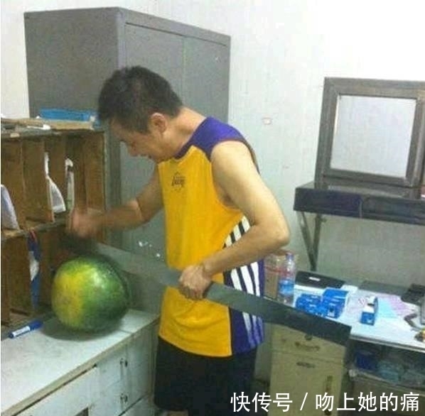 |幽默笑话:有一个愚昧无知的媳妇,好自作聪明……